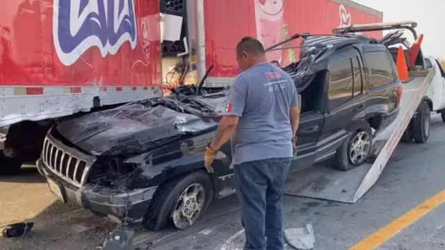 Testigos de los hechos ayudaron al conductor de entre los fierros torcidos