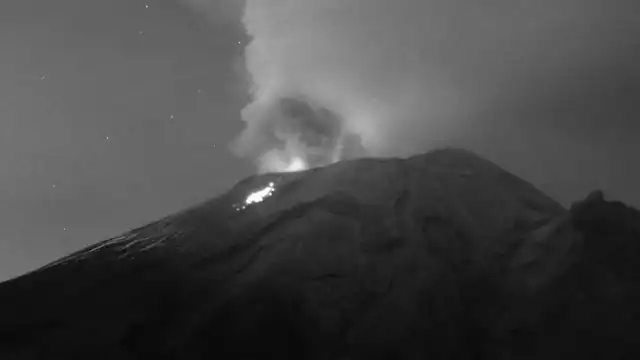 En las últimas 24 horas el coloso ha registrado 74 explosiones, 457 minutos de tremor y 2 explosiones menores. Foto: Especial