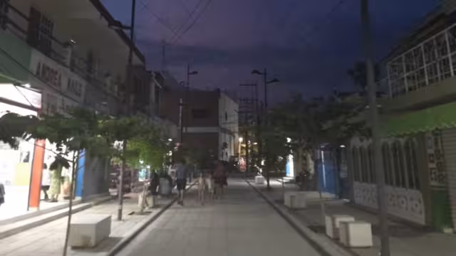 En el andador ya cruzan vehículos a pesar de estar prohibido