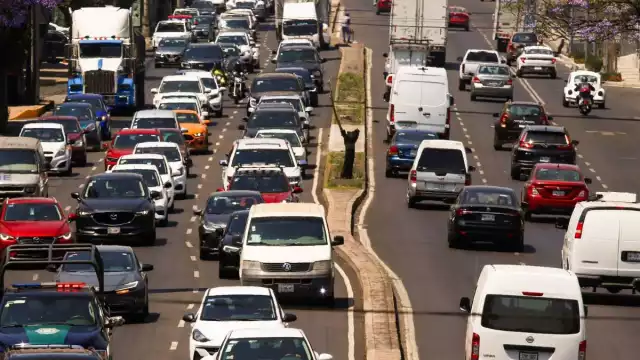 El programa Hoy No Circula es una medida ambiental que restringe la circulación vehicular en días específicos