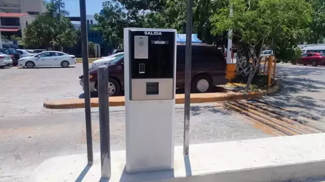 El estacionamiento es usado por burócratas el Ayuntamiento de Playa del Carmen