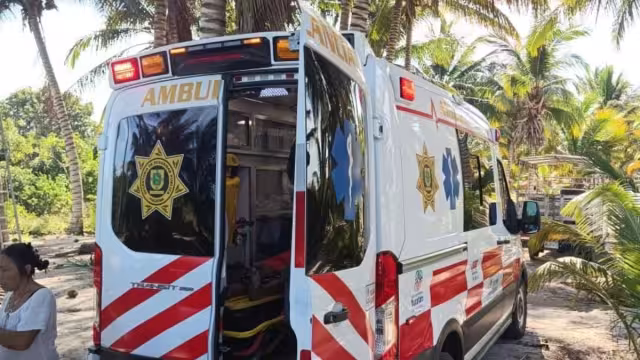 Paramédicos atendieron al hombre, siendo trasladado a un hospital en Mérida