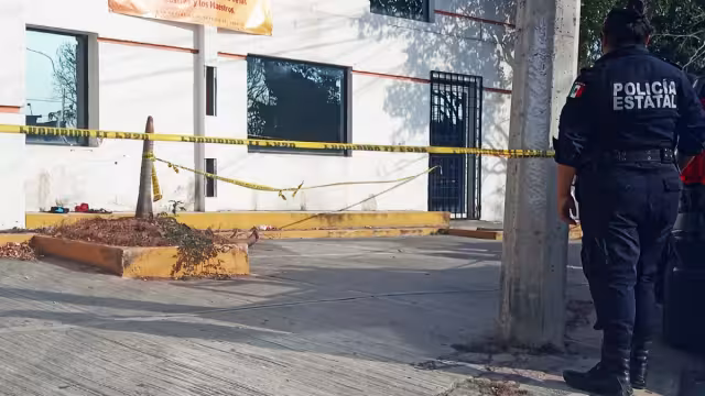 El hombre, al parecer en situación de calle, se desplomó y quedó tirado en la acera