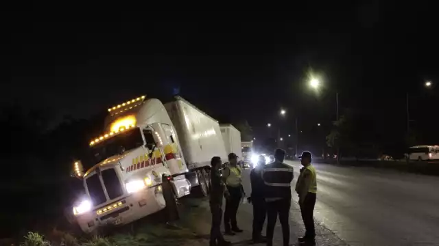 Entonces, el tráiler avanzó varios metros más y se salió del camino y quedó inclinado en la orilla asfáltica