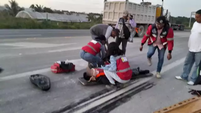 En este lugar los médicos procedieron a a estabilizarlo y debido a la gravedad tuvo que ser canalizado a un hospital