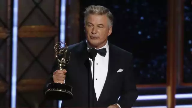 Dave Halls, asistente de dirección que le entregó la pistola a Alec Baldwin, reconoció que no revisó el arma antes de ensayar la escena