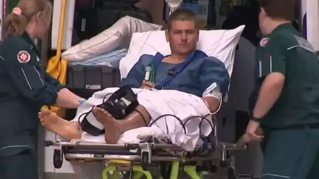 Para llegar a la orilla tuvo que hacerlo arriba de su tabla de surf. Foto: Especial