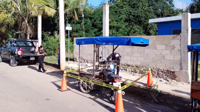 Vecinos del lugar avisaron a los servicios de emergencia y al lugar se presentaron agentes y paramédicos de la Policía Municipal
