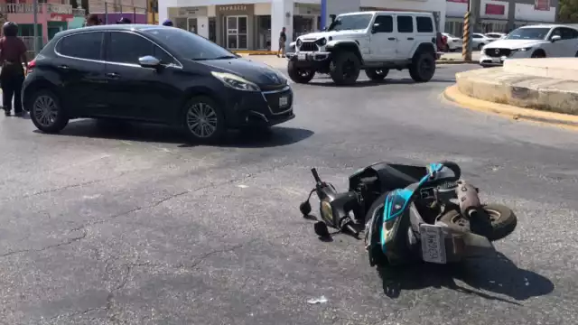 La mujer de aproximadamente 54 años transitaba en preferencia abordo de su motocicleta