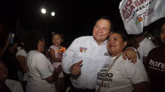 Joaquín Díaz Mena junto a una simpatizante en la colonia Lindavista