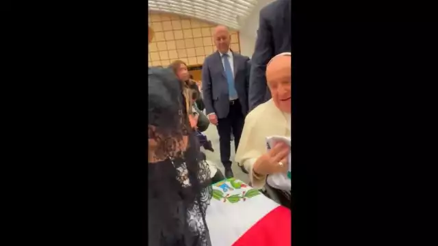 Sandra Cuevas visitó El Vaticano donde tuvo un encuentro con el Papa Francisco, a quien le regaló una bandera de México