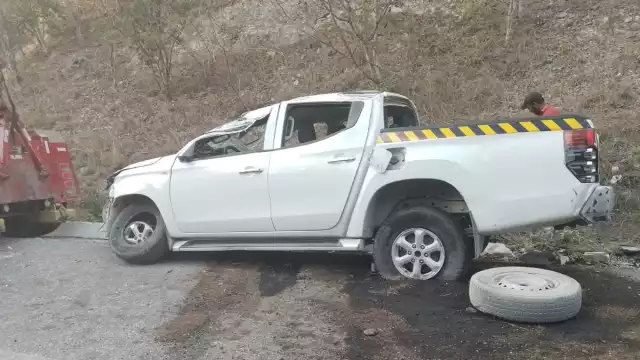 La camioneta sufrió averías y tiro el combustible sobre la carretera