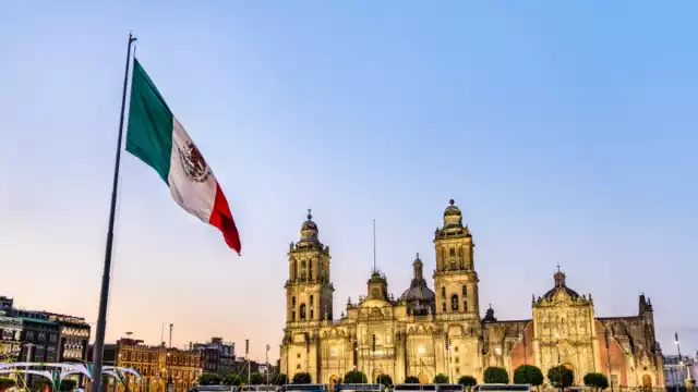 El zócalo se encuentra rodeado de calles y avenidas aledañas al Centro Histórico capitalino