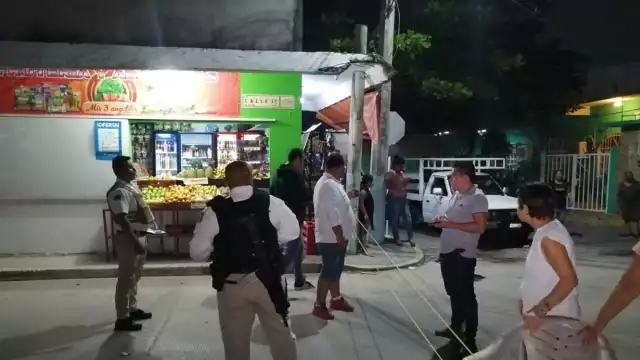 Sólo 20 minutos le tomó al personal de la CFE restablecer la luz en la zona