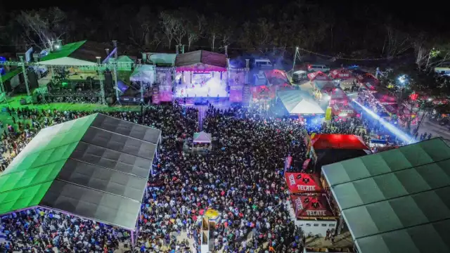 Miles de capitalinos y habitantes de localidades aledañas disfrutaron de cantantes como Espinoza Paz y Los Ángeles Azules
