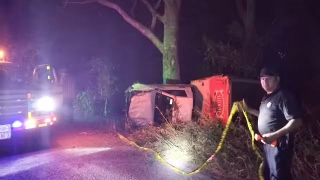 En el sitio donde se registró el suceso, se encontraban regadas en el pavimento decenas de paquetes de galletas