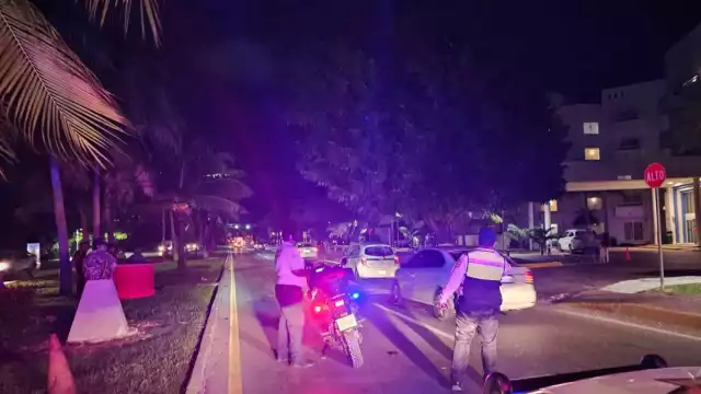 Los agentes policiacos localizaron la moto Dinamo debajo de la plataforma que presuntamente hacía su alto y el conductor de la unidad ligera se impactó de lleno.