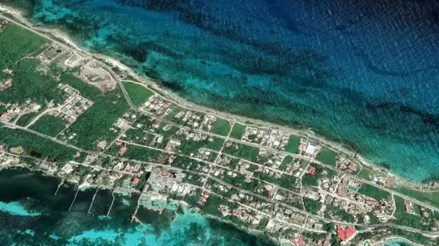 Aunque ya se avanzó en la renovación de los primeros 2 km, faltan otros cinco, donde hasta a los camiones de basura se les dificulta pasar.