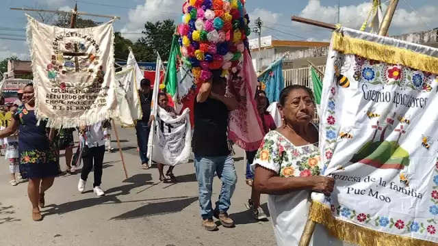 Una familia acudió a honrar a la Santa Cruz organizados en un gremio