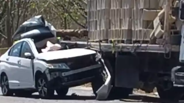 La mujer fue reportada en estado de gravedad tras el choque