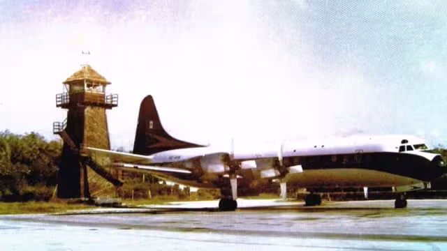La icónica torre de control de madera en el antiguo Aeropuerto