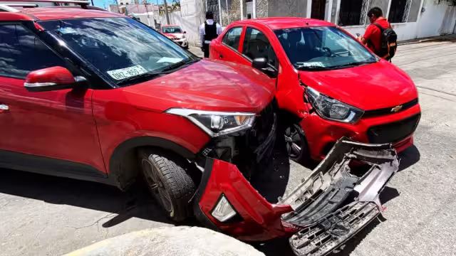 Derivado a la velocidad inmoderada del primer vehículo, este no pudo frenar totalmente y se proyectó contra el costado derecho