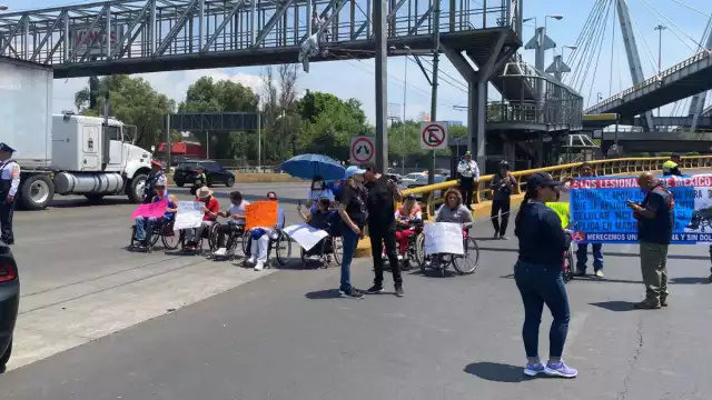 Personas con discapacidad se manifiestan para pedir tratamientos médicos