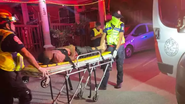 El hombre sufrió una herida en la cabeza que sangraba.