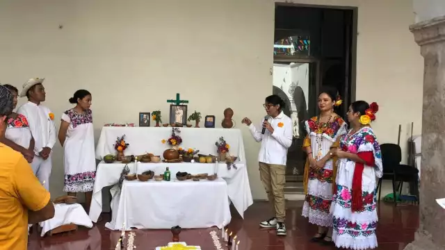 Turistas nacionales y extranjeros se vieron interesados en la muestra de altares de la UADY