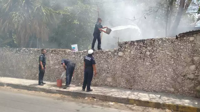 Los cuatro policías municipales decidieron hacer uso de su creatividad para apagar el incendio