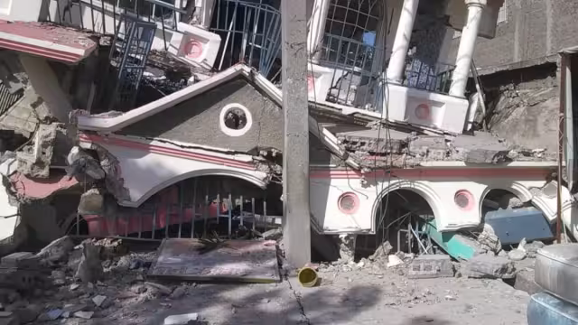 Los habitantes compartieron imágenes en redes sociales que muestran los desesperados esfuerzos para sacar a gente de los escombros de los edificios derrumbados. Foto: Especial