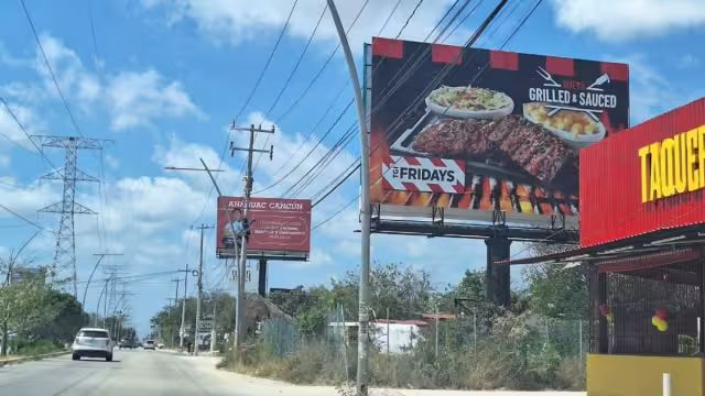 La avenida Huayacán en Cancún está infestada de anuncios espectaculares, un peligro constante para los conductores y transeúntes.