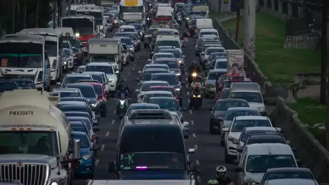 El programa Hoy No Circula es una medida ambiental que restringe la circulación vehicular en días específicos