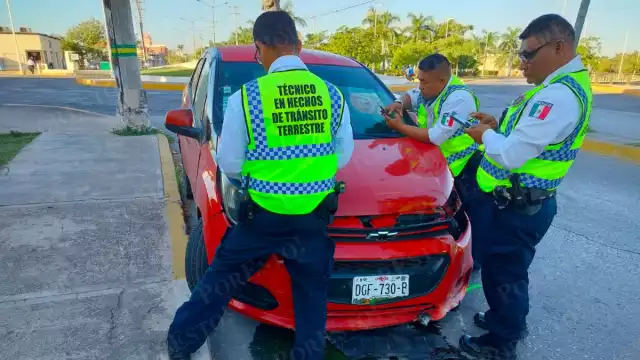 Percance en glorieta de Francisco I. Madero deja vehículo dañado y radiador roto