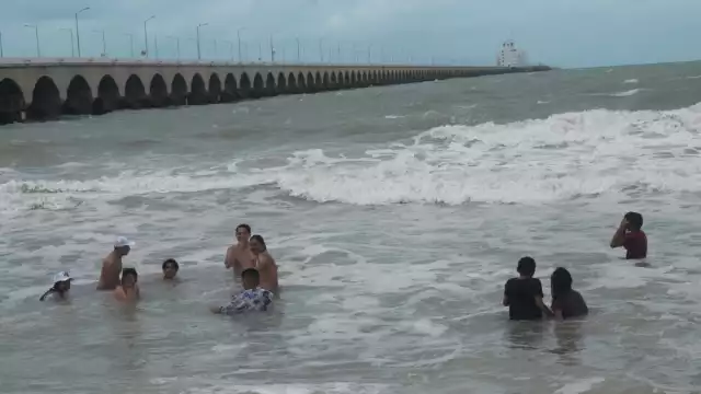 Durante este domingo se registraron olas de hasta un metro