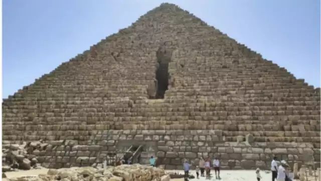 La pirámide de Menkaure, la más pequeña de las tres grandes estructuras de Giza, vuelve a estar en el centro del interés arqueológico