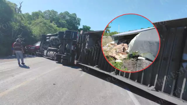 Un tractocamión cargado con pollo volcó en el km 90 de la carretera Sabancuy–Champotón.