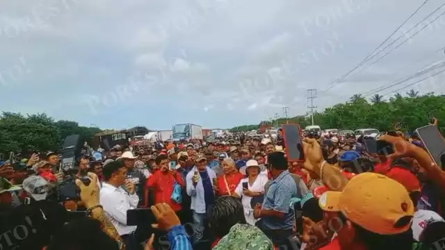 Cañeros bloquean carretera y exigen diálogo directo con autoridades en Champotón
