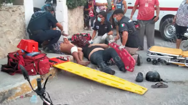 La pareja de motociclistas fueron aventados sobre la banqueta