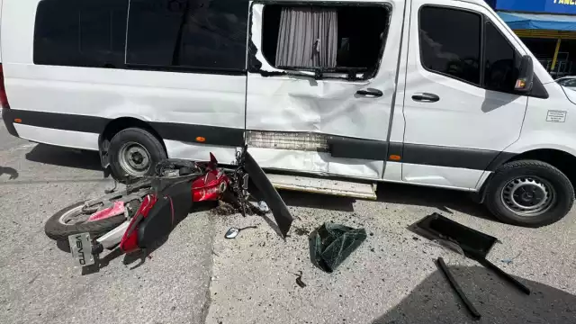 El operador de la van, que llevaba a un grupo de turistas nacionales, circulaba de sur a norte