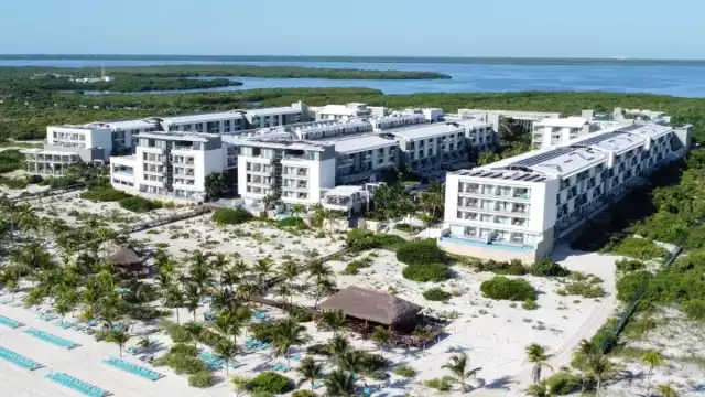 La mamá dijo que su pequeño, de cinco años, estaba en el kids club bajo la supervisión de sus tíos y abuelos, pero lo sacaron, según, por tirar unas cosas