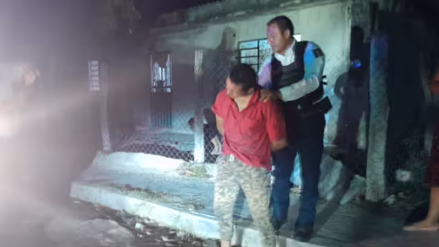 El hombre fue linchado y entregado a la policía