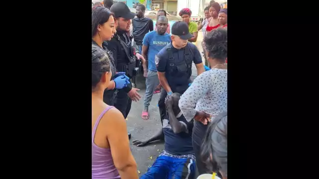 Los "invasores de Roma" agredieron con tubos y palos a los migrantes de la Plaza Giordano Bruno en la colonia Juárez de la CDMX