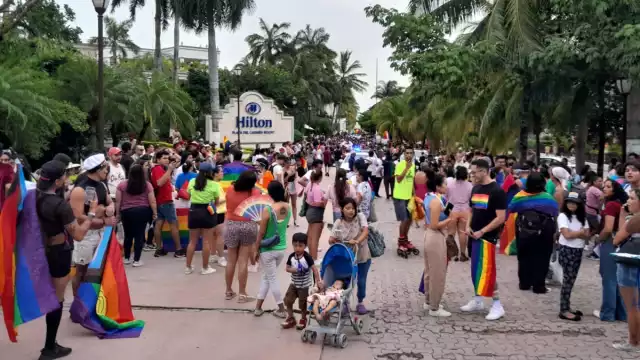 Minutos antes de la hora establecida, los participaron se empezaron a congregar en el muelle de la avenida Constituyentes