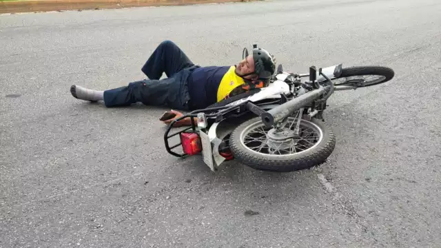 Automovilistas que pasaban por la zona auxiliaron al guiador