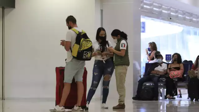 Afirman que se les sustraen los documentos de sus maletas.