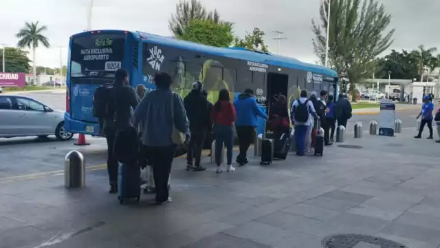 Los demás visitantes abordaron el autobús contratado de antemano para su traslado a un hotel
