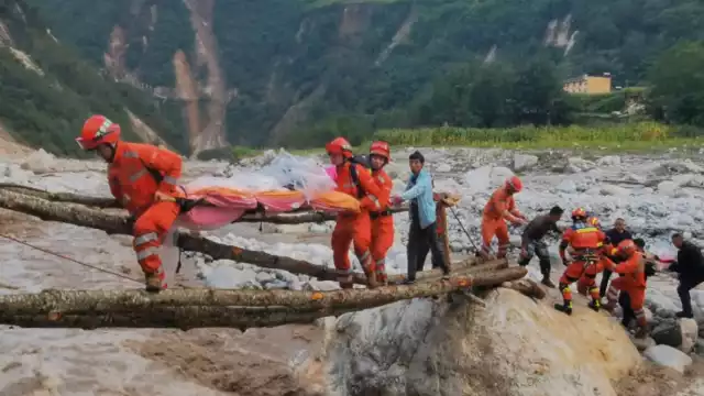 Luego del sismo registrado en China la noche del lunes, el número de personas fallecidas aumentó, mientras siguen las labores de búsqueda