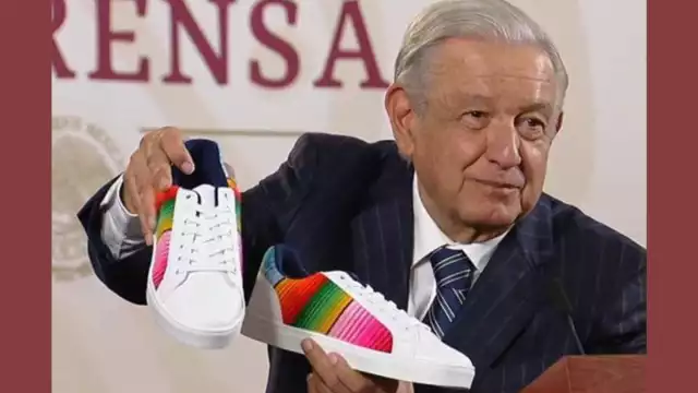 El presidente Andrés Manuel López Obrador presumió este jueves los tenis artesanales que le hicieron llegar 5 jóvenes de Contla, Tlaxcala