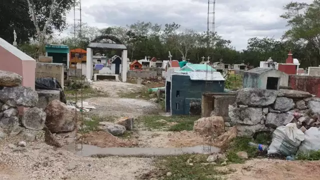 Indicó que las tumbas ya se encuentran cubiertas de maleza, muchas de las cuales ya se están cayendo